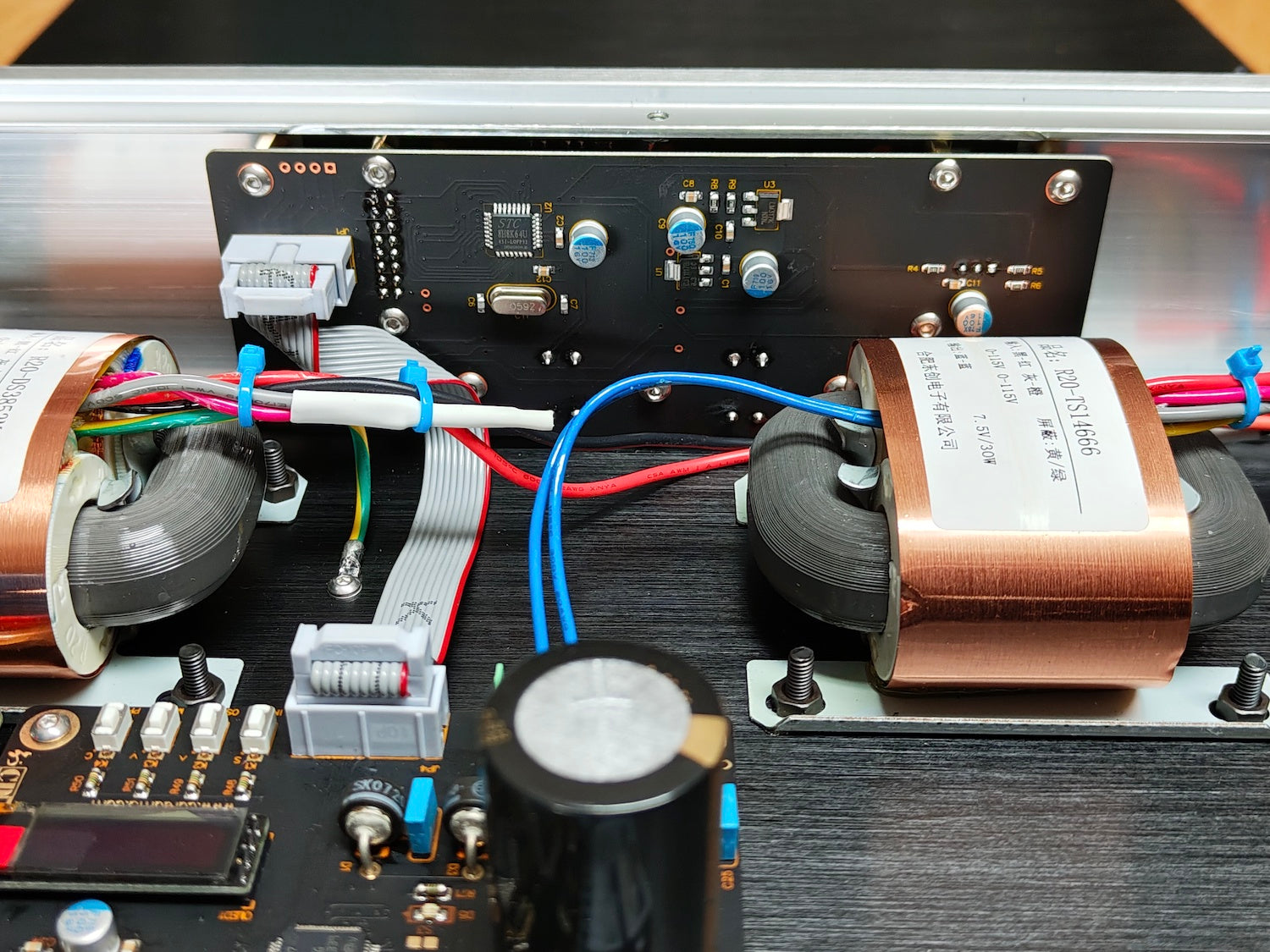 Schichtkerntrafos und Display (innen)